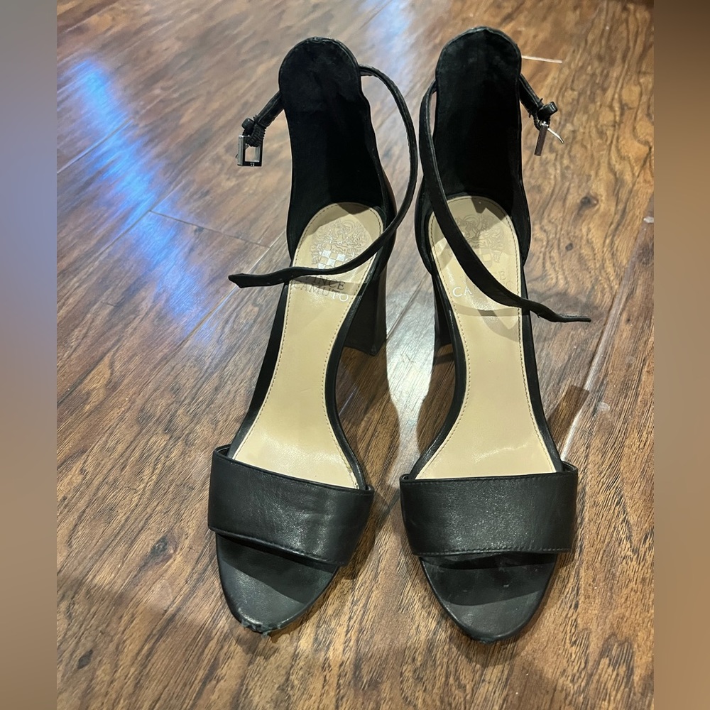 VINCE CAMUTO  BLACK BLOCK HEEL SANDALS